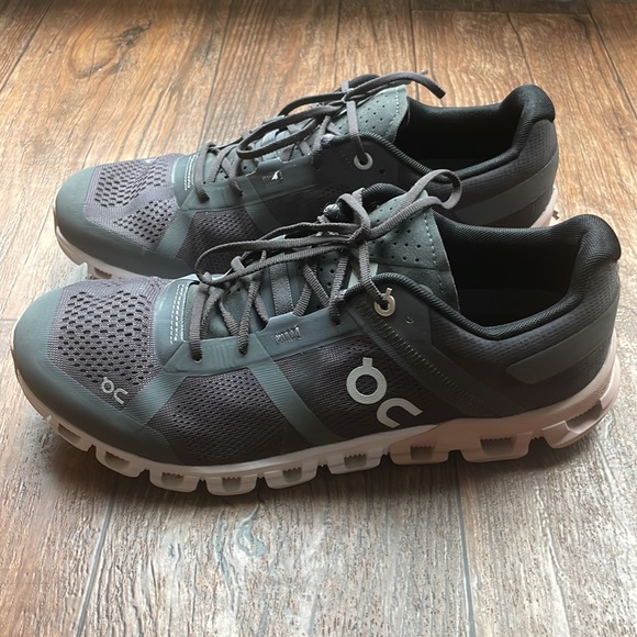 On Cloud Running Cloudflow W Size 9
Rock/Rose. Used in very good condition. - Picture 2 of 12